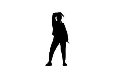 Beyaz arka planda siyah bir siluet eşofman ve beysbol şapkalı genç bir kız dansçı hip hop, çağdaş, modern sokak dansı, yavaş çekim