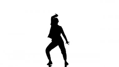 Beyaz arka planda siyah siluet, siyah taytlı genç bayan dansçı ve siyah tişörtlü hiphop dansı, çağdaş, modern sokak dansı, yavaş çekim dansı.
