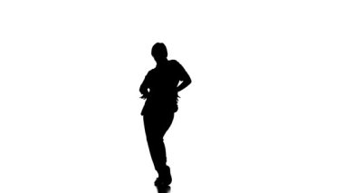 Beyaz arka planda siyah siluet, siyah taytlı genç bayan dansçı ve siyah tişörtlü hiphop dansı, çağdaş, modern sokak dansı, yavaş çekim dansı.