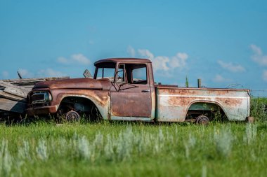 Saskatchewan kırlarında hurdalıkta terk edilmiş eski bir kamyon.