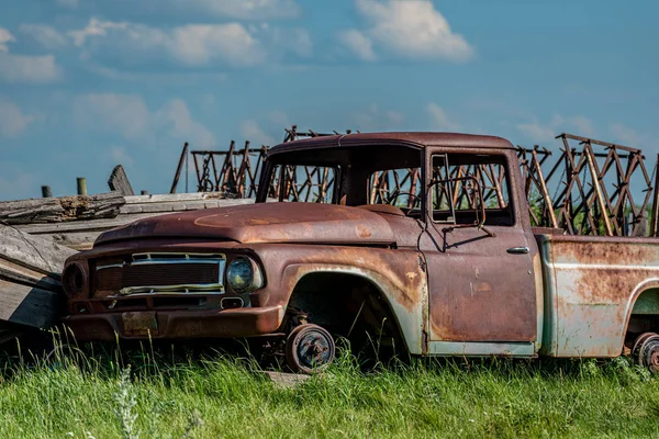 Alter Verlassener Lkw Auf Dem Schrottplatz Auf Der Prärie Saskatchewan — Stockfoto