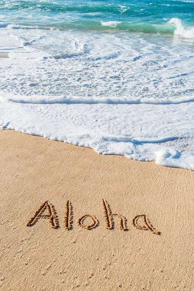 Slovo Aloha Napsaný Písku Pláži Vlnobitím — Stock fotografie