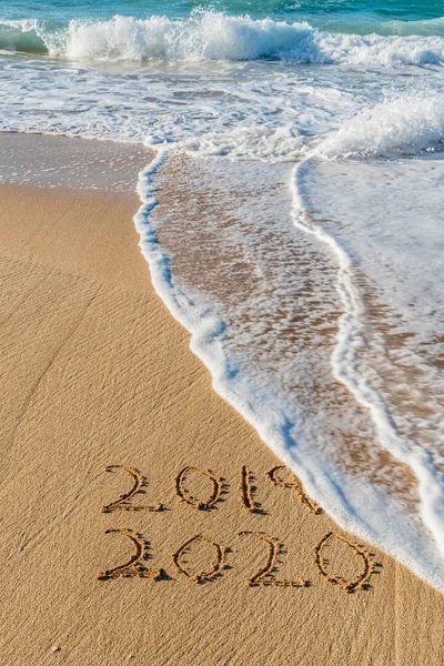 2019 2020 Год Написан Песке Стиранием Волны Концепция Нового Года — стоковое фото