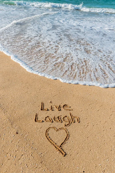Slova Live Laugh Srdce Napsané Písku Pláži Vlnou — Stock fotografie
