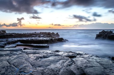 Oahu, Hawaii 'deki Sandy Beach Parkı' nda mercan resifinde gün doğumu.