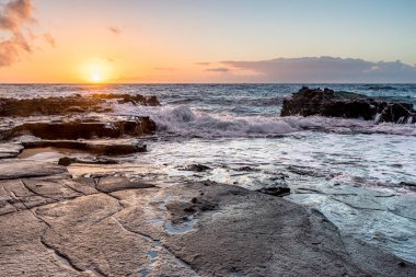 Oahu, Hawaii 'deki Sandy Beach Parkı' nda mercan resifinde gün doğumu.