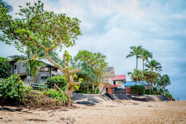 Sunset Beach, Hawaii / Usa- 24 Aralık 2019: Sunset Beach, Oahu, Hawaii 'deki plaj erozyonu nedeniyle ev ve yarda kaybı