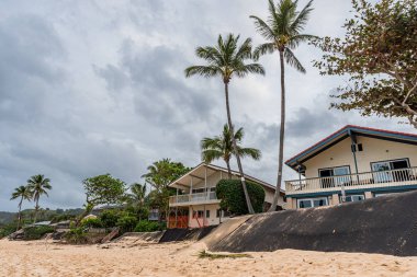 Sunset Beach, Hawaii / Usa- 24 Aralık 2019: Sunset Beach, Oahu, Hawaii 'deki plaj erozyonu nedeniyle ev ve yarda kaybı