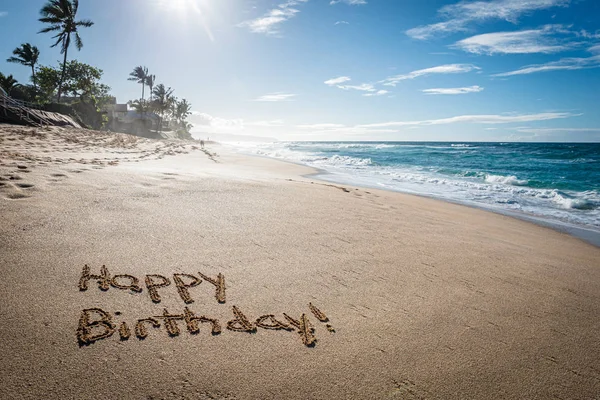 Gelukkige Verjaardag Geschreven Het Zand Sunset Beach Hawaii Met Palmbomen — Stockfoto