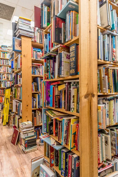 Kailua Hawaii Usa Dec 2019 Piles Used Books Wooden Shelves — Stock Photo, Image