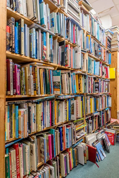 Kailua Hawaii Usa Dec 2019 Piles Used Books Wooden Shelves — Stock Photo, Image