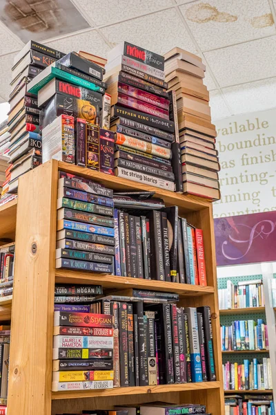 Kailua Hawaii Usa Dec 2019 Piles Used Books Wooden Shelves — Stock Photo, Image