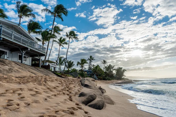 Sunset Beach, Hawaii / Usa- 1 Ocak 2020 Sunset Beach, Oahu, Hawaii 'deki plaj erozyonu nedeniyle ev ve yarda kaybı