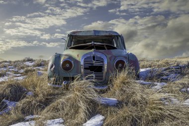 Neidpath, SK 'de karlı bir yamaçta terk edilmiş bir araba.