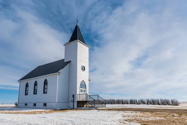 Modrá Obloha Sníh Obklopují Historickou Ale Opuštěnou Trojici Luteránský Kostel — Stock fotografie