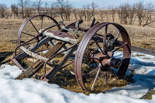 Primer Plano Las Ruedas Rotas Acero Abandonadas Campo Saskatchewan — Foto de Stock