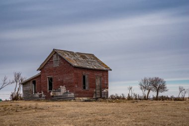 Coderre, Saskatchewan yakınlarındaki bir çiftlikte terk edilmiş kırmızı tuğladan bir çiftlik evi.