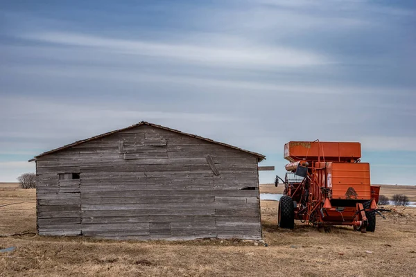 Vintage Rojo Combinan Abandonado Junto Antiguo Granero Corral Praderas Saskatchewan — Foto de Stock