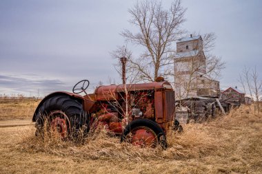 Coderre 'li klasik bir traktör, arkasında Saskatchewan asansörü.
