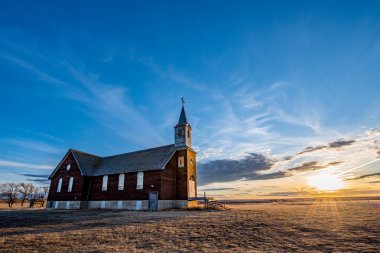 Frenchville, Saskatchewan 'daki St. Joseph Kilisesi üzerinde gün batımı
