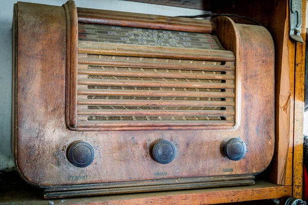Zakurzone Drewniane Zabytkowe Radio Lat Tych Starym Warsztacie — Zdjęcie stockowe