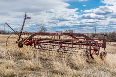 Amiral, SK / Kanada... 20 Nisan 2020: Amiral, Saskatchewan, Kanada 'da eski bir Massey Harris saman tırmığı
