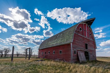 Lacadena, Saskatchewan yakınlarındaki bozkırlarda klasik kırmızı ahır. 