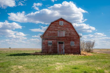 Beyaz Ayı, Saskatchewan yakınlarındaki bozkırlarda klasik kırmızı ahır. 