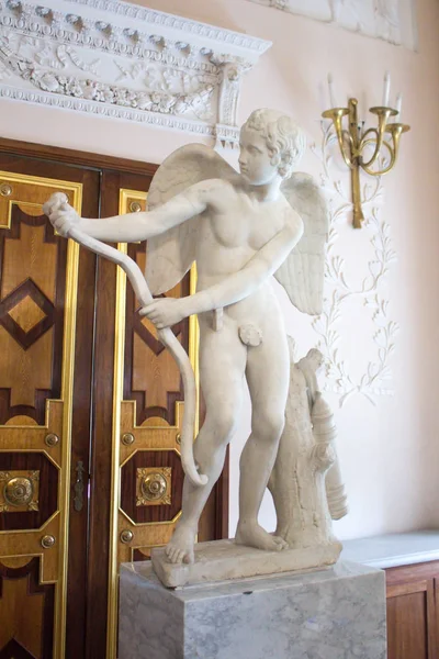 Skulpturen av Cupid. Interiören i palatset i Gatchina. — Stockfoto