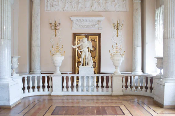 The sculpture of Cupid. The interior of the Palace in Gatchina. — Stock Photo, Image