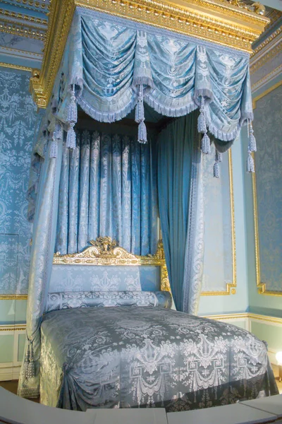 Das Innere eines Schlafzimmers im Palast. — Stockfoto