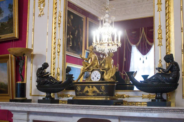 Złoty zegarek. Wnętrza pałacu w Gatczynie. — Zdjęcie stockowe