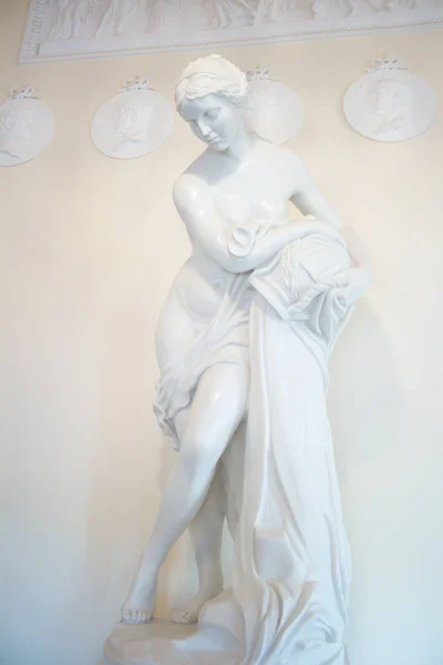 Скульптура женщины. Да. Интерьер дворца . — стоковое фото