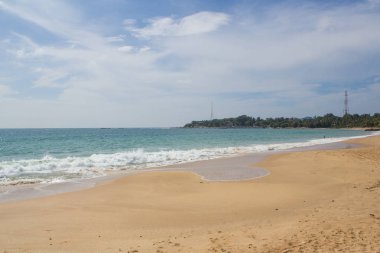 Güzel bir plaj. Güzel tropikal plaj avuç görünümünü. 