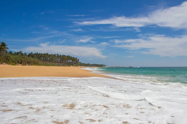 Hermosa playa. Vista de la bonita playa tropical con palmeras alrededor . — Foto de Stock