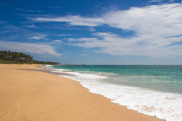 Hermosa playa. Vista de la bonita playa tropical con palmeras alrededor . — Foto de Stock