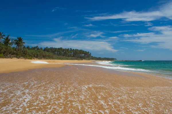 Hermosa playa. Vista de la bonita playa tropical con palmeras alrededor . — Foto de Stock