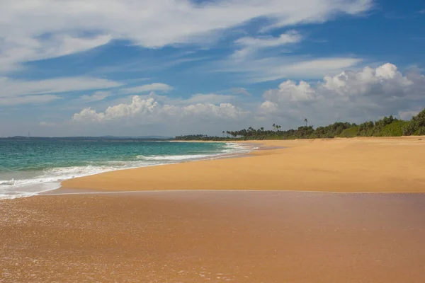 Bellissima spiaggia. Veduta della bella spiaggia tropicale con palme intorno . — Foto Stock