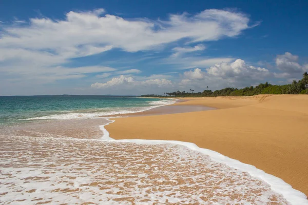 Hermosa playa. Vista de la bonita playa tropical con palmeras alrededor . — Foto de Stock