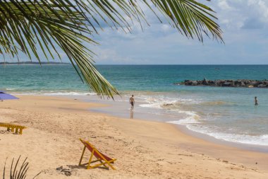 Tangalle, Sri Lanka - 15 Aralık 2017: insanlar plajda, Tan