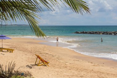 Tangalle, Sri Lanka - 15 Aralık 2017: insanlar plajda, Tan