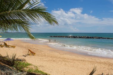 Tangalle, Sri Lanka - 15 Aralık 2017: insanlar plajda, Tan