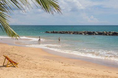 Tangalle, Sri Lanka - 15 Aralık 2017: insanlar plajda, Tan