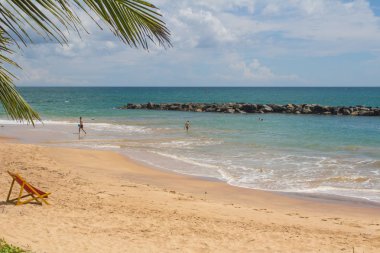 Tangalle, Sri Lanka - 15 Aralık 2017: insanlar plajda, Tan