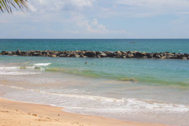 Tangalle, Sri Lanka - 15 Aralık 2017: insanlar plajda, Tan