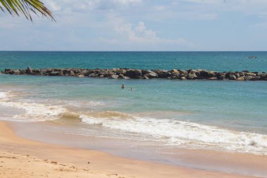 Tangalle, Sri Lanka - 15 Aralık 2017: insanlar plajda, Tan