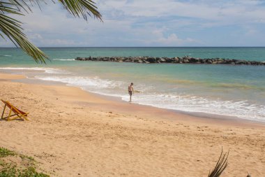 Tangalle, Sri Lanka - 15 Aralık 2017: insanlar plajda, Tan