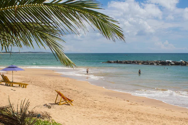 Tangalle, Sri Lanka - 15 Aralık 2017: insanlar plajda, Tan