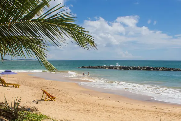 Tangalle, Sri Lanka - 15 Aralık 2017: insanlar plajda, Tan