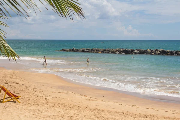 Tangalle, Sri Lanka - 15 Aralık 2017: insanlar plajda, Tan